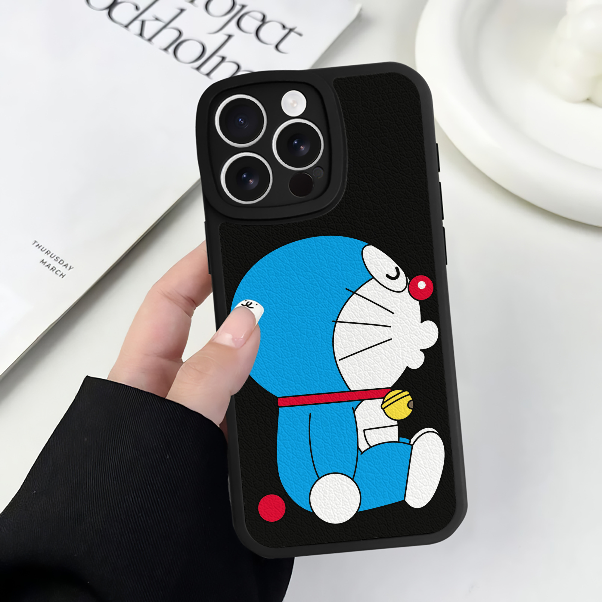 （画像用） ドラえもん Doraemon 【iPhone 16シリーズ対応】シリコンスマホケース（レザー調） 材質：シリコン